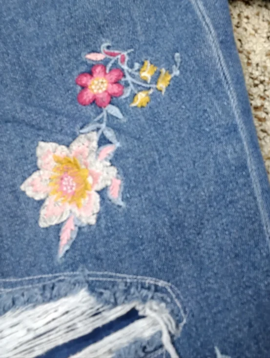 3920 Size 18 American Eagle Outfitters Distressed Jeans with Floral Embroidery - Picture 3 of 7